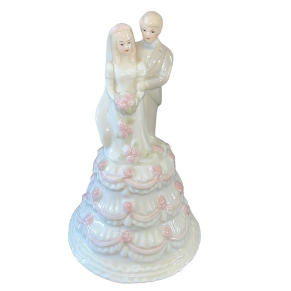 BELLEEK CLADDAGH CAKE TOPPER MUSICAL WEDDING COUPLE CERAMIC MUSIC BOX - Picture 1 of 7